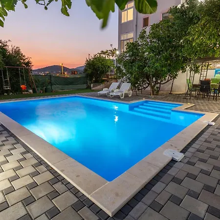 Apartment With Private Pool *
